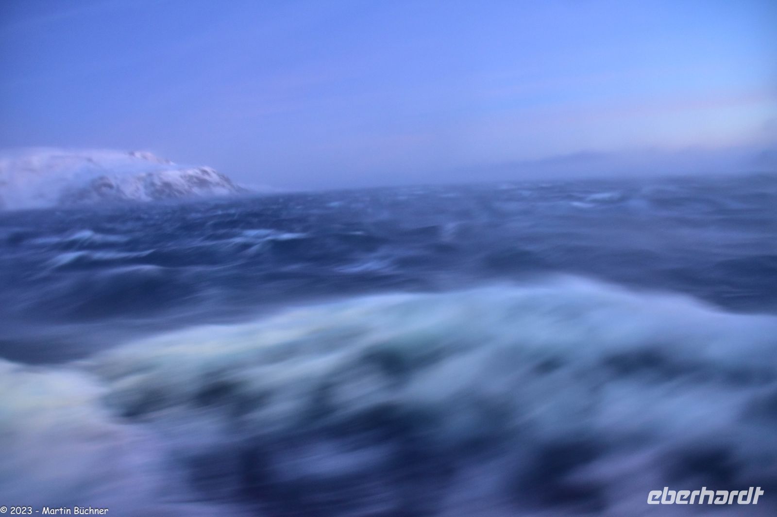 Wir bereiten uns auf was ganz Großes vor - Orkan auf der Barentssee mit 47 m/s - das entspricht Windstärke 12 (bft) - oder 170 km/h Windgeschwindigkeit &ndash; &copy; Martin Büchner (Eberhardt TRAVEL)