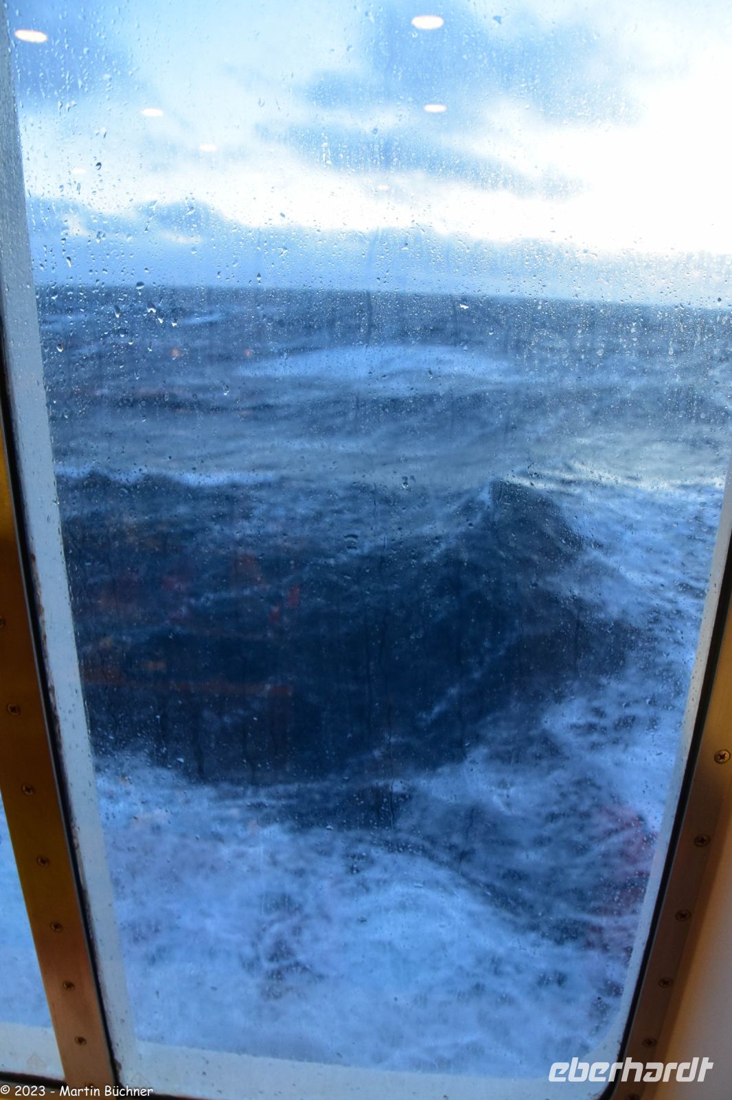 Orkan auf der Barentssee mit 47 m/s - das entspricht Windstärke 12 (bft) - Hurrikan der Kategorie 2 oder 170 km/h Windgeschwindigkeit &ndash; &copy; Martin Büchner (Eberhardt TRAVEL)