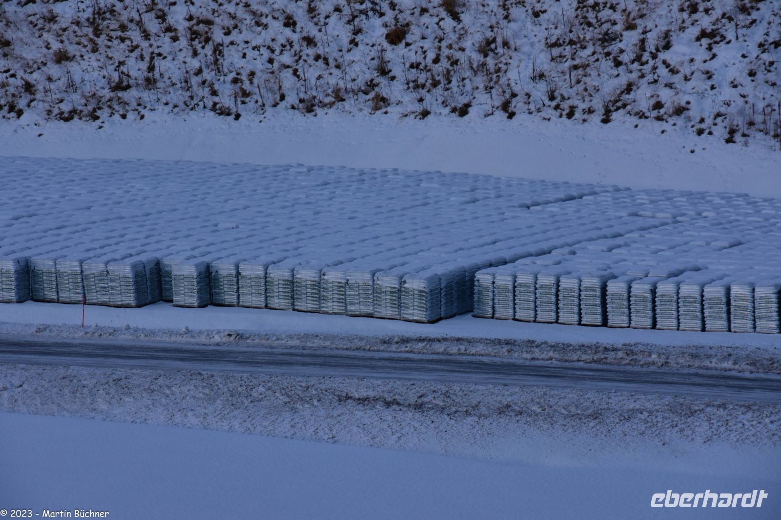 Vesterålen Archipel - Export- und Handelsgut aus Risøyhamn zum Versand bereit - Blumenerde! &ndash; &copy; Martin Büchner (Eberhardt TRAVEL)