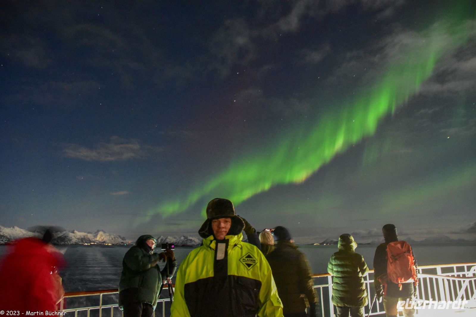 Polarlicht über den Lofoten und dem Vestfjord (Nordland) - Reiseleiter bei der Arbeit &ndash; &copy; Martin Büchner (Eberhardt TRAVEL)