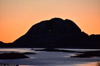 Brønnøysund - UNESCO Geopark Trollfjell - Torghatten - Magischer Berg (Hut) mit dem Loch - in der Bildmitte leuchtet die Sonne durch das Loch &ndash; &copy; Martin Büchner (Eberhardt TRAVEL)
