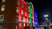 6. Februar ist der Nationalfeiertag der Samen - darum leuchtet das Haus in den Farben der Samischen Flagge &ndash; &copy; Martin Büchner (Eberhardt TRAVEL)
