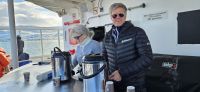 David und Catarina verteilen Kaffee &ndash; &copy; Ria Heilmann (Eberhardt TRAVEL)