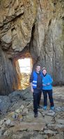 Martin Büchner und Reisebegleitung Ria am Torghatten &ndash; &copy; Ria Heilmann (Eberhardt TRAVEL)