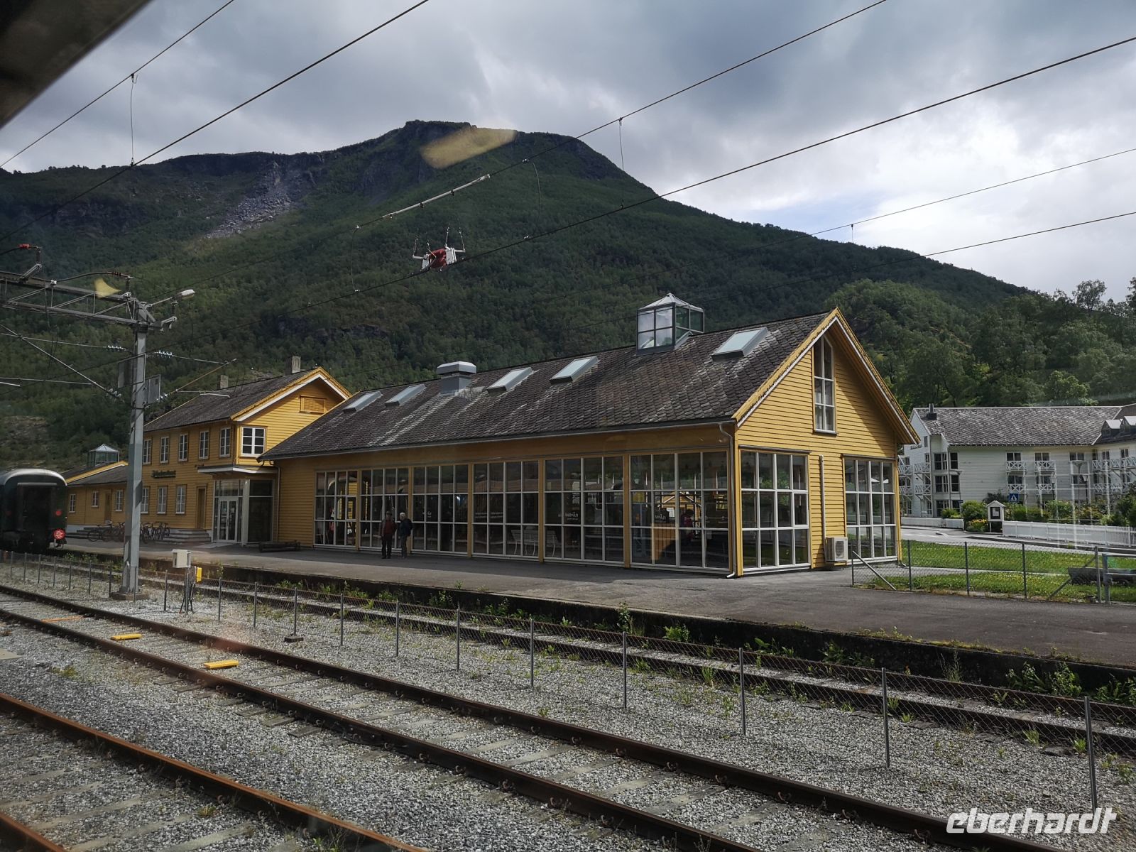 Der Zug rauscht am einen Bahnhof vorbei &ndash; &copy; Marta Rass (Eberhardt TRAVEL)