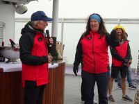 Hurtigruten: unterwegs gen Süden: Polarkreisüberquerung: Heinz und Giske mit Lebertran &ndash; &copy; Inge Bily (Eberhardt TRAVEL)
