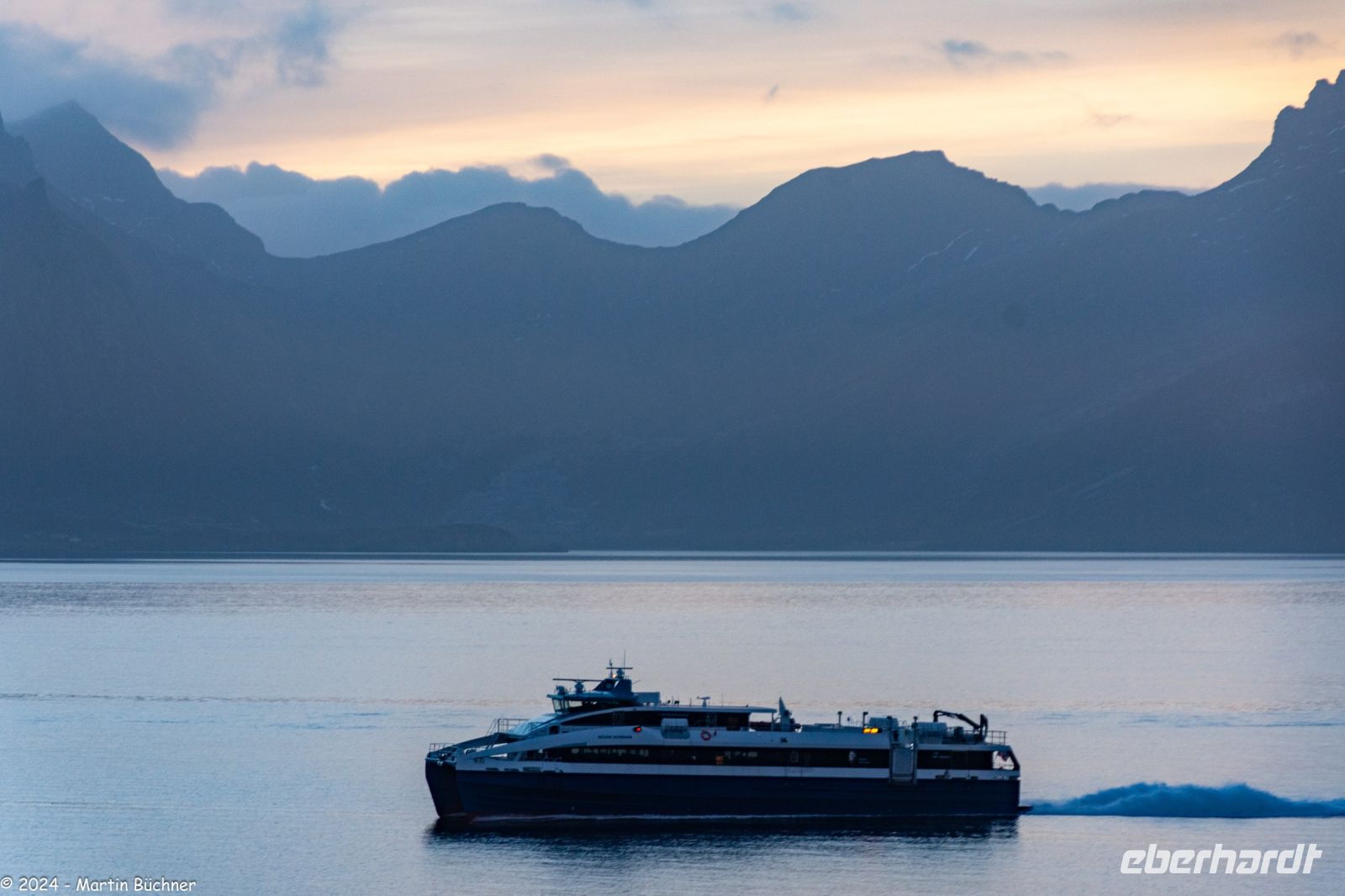 Nordland fylke - Helgelandsküste - mit Helgelands-Express (Hurtigbåt) &ndash; &copy; Martin Büchner (Eberhardt TRAVEL)