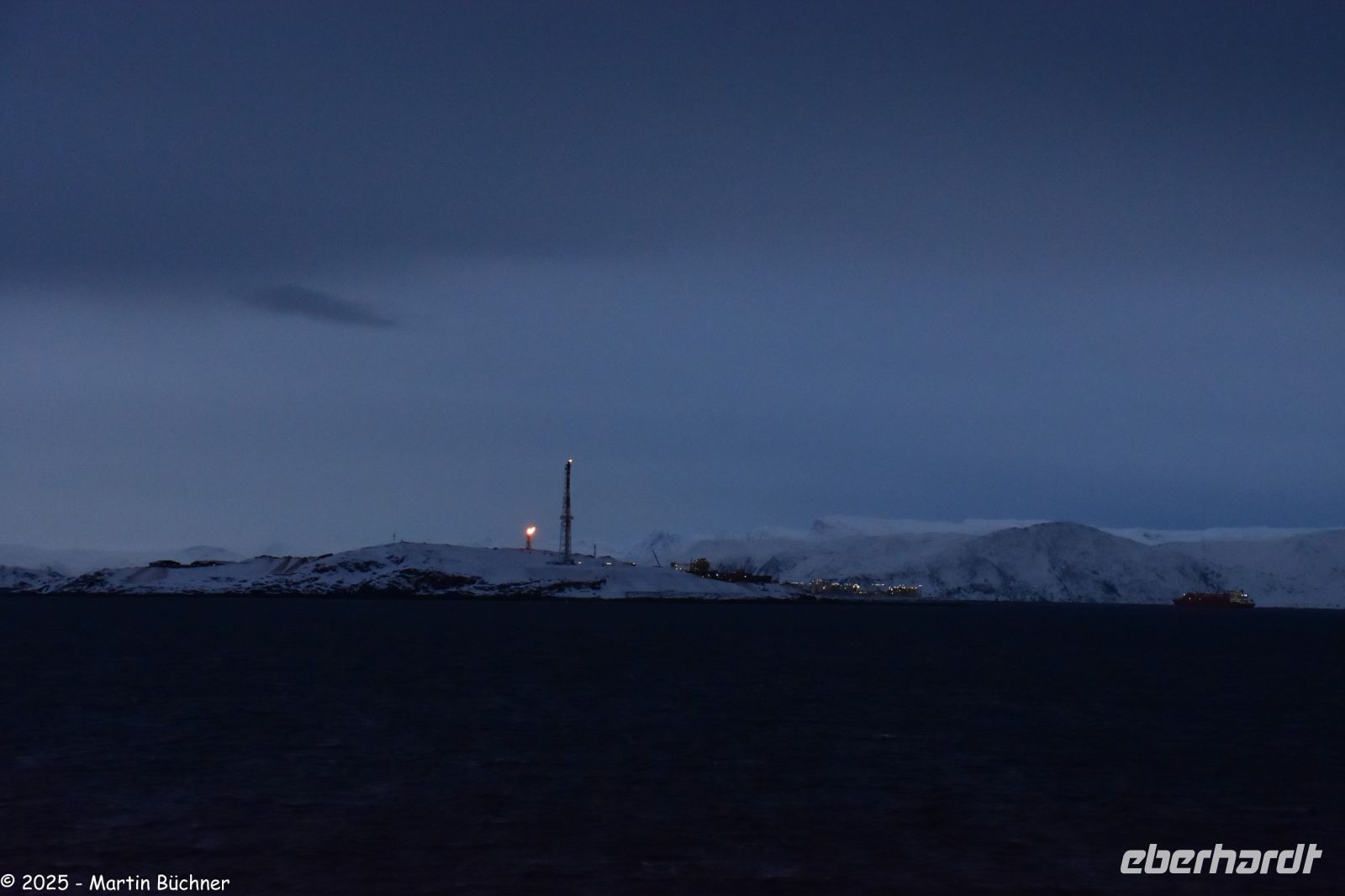 Melkøya vor Hammerfest - der Ursprung für viele warme Häuser in Deutschland - Erdgasverflüssigungsanlage LNG &ndash; &copy; Martin Büchner (Eberhardt TRAVEL)