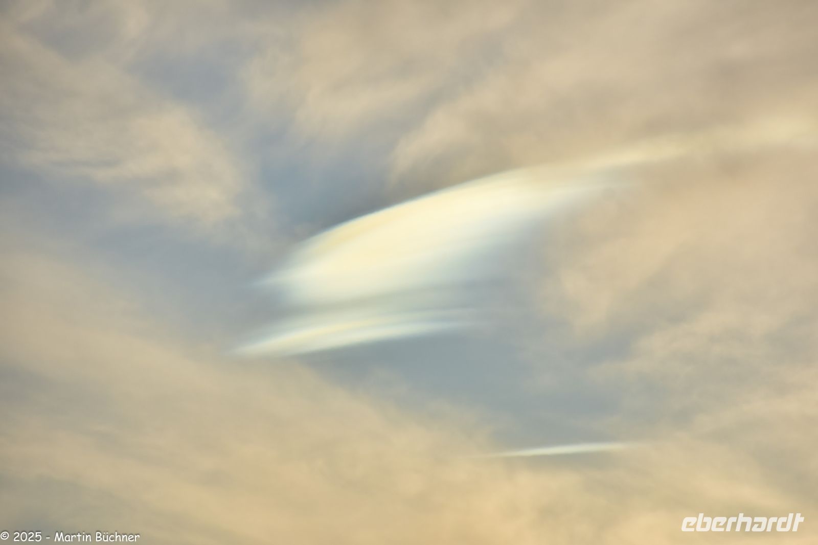 Polare Stratosphäenwolken - Perlmuttwolken - sie entstehen in Höhen von 20 - 30 km (!) und bei Temperaturen unter -78°C &ndash; &copy; Martin Büchner (Eberhardt TRAVEL)