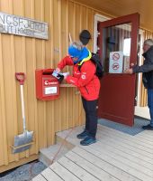 Ny Alesund,  Post wird verschickt  &ndash; &copy; Ria Heilmann (Eberhardt TRAVEL)
