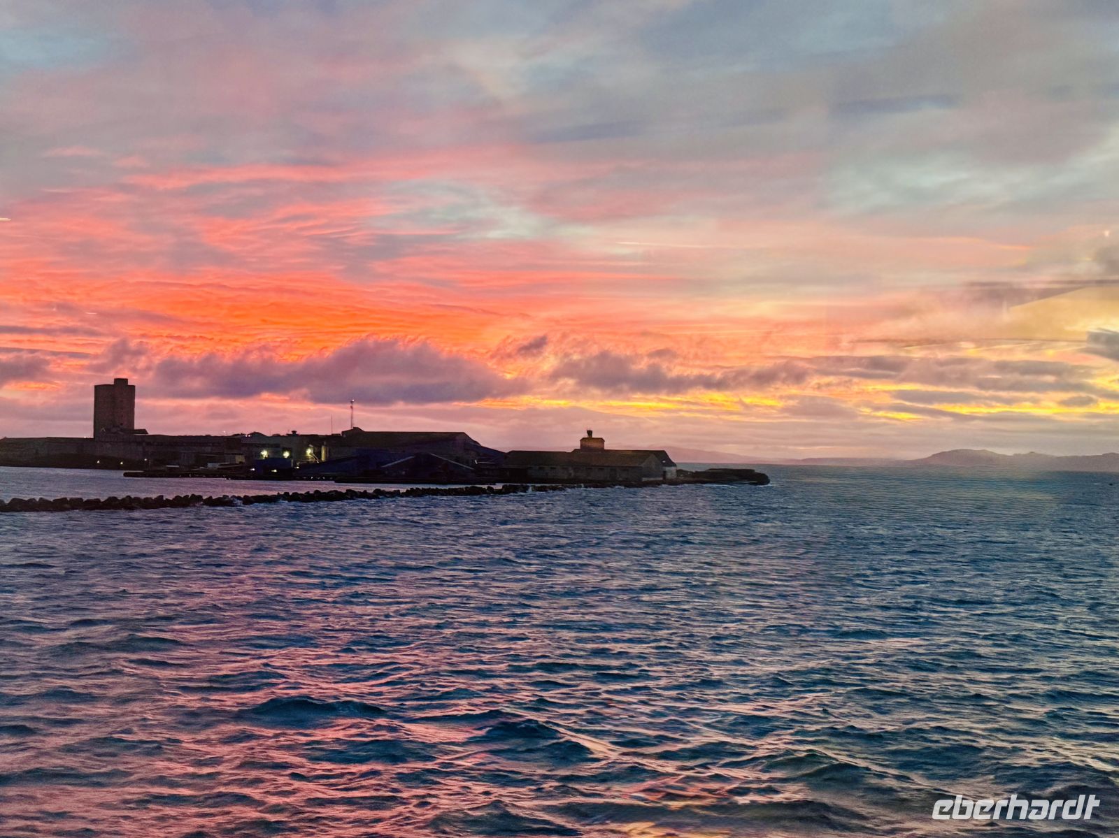 Tag 7 - Sonnenaufgang über dem Hafen von Vadsø &ndash; &copy; Christin Kuschka (Eberhardt TRAVEL)