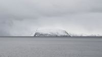 Hammerfest - Håja - eine der größten Gesteinsblöcke der Welt - der Block wurde durch Gletscher an diese Stelle transportiert (295 m hoch -  &ndash; &copy; Martin Büchner (Eberhardt TRAVEL)