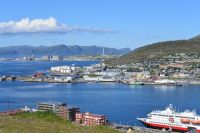 Hammerfest - Blick auf  Bucht & Hurtigrutenschiff &ndash; &copy; Gabi Rübel (Eberhardt TRAVEL)