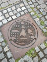 .... und entsprechender Gullideckel  &ndash; &copy; Marta Rass (Eberhardt TRAVEL)