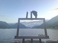 Skei (Kunstinstallation - Nikolai Astrup Staffelei am Ufer des Jølstravatnet)  &ndash; &copy; Katrin Deutschbein (Eberhardt TRAVEL)