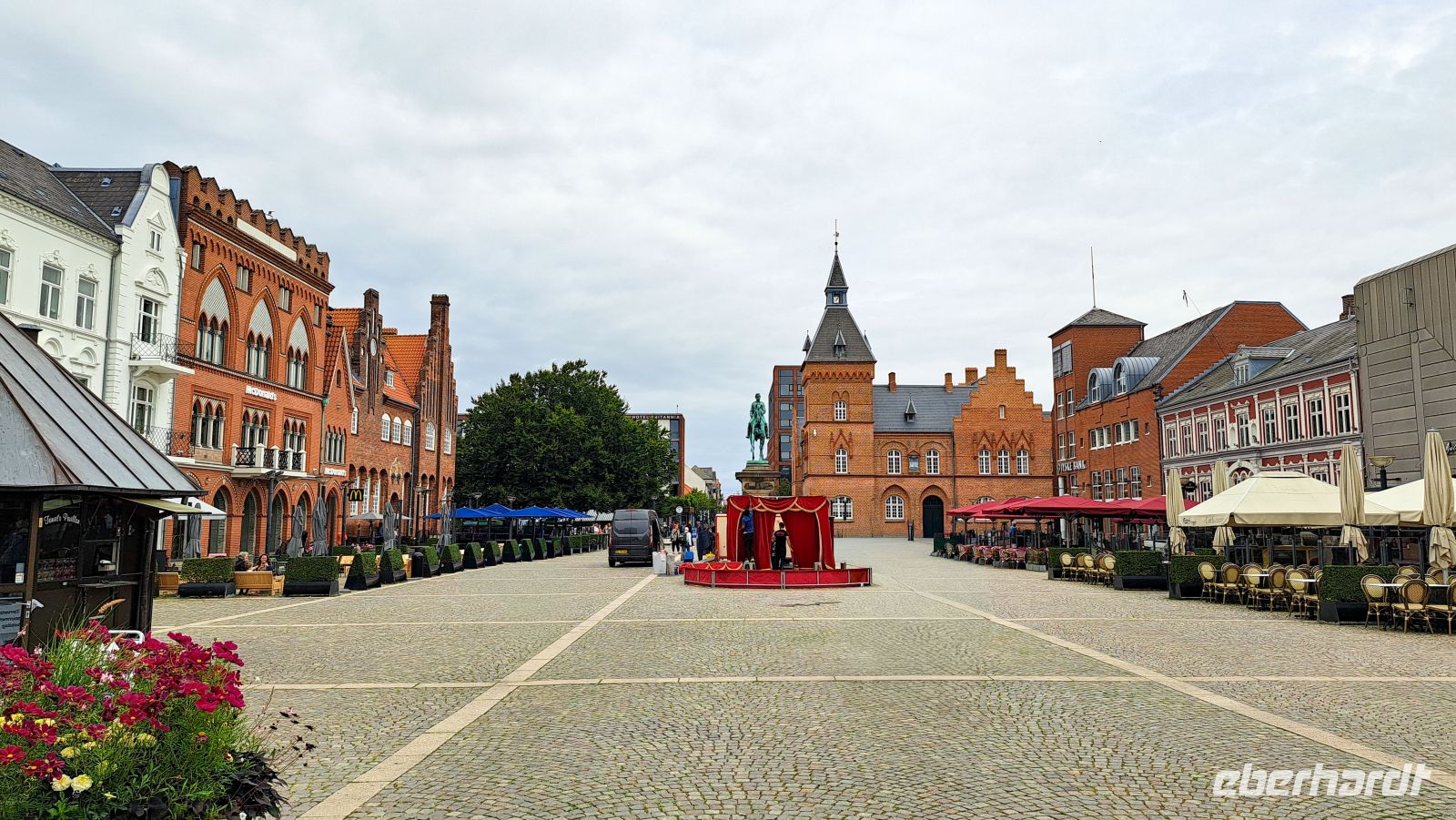 Esbjerg (Dänemark) - Marktplatz mit Rathaus &ndash; &copy; Martin Büchner (Eberhardt TRAVEL)