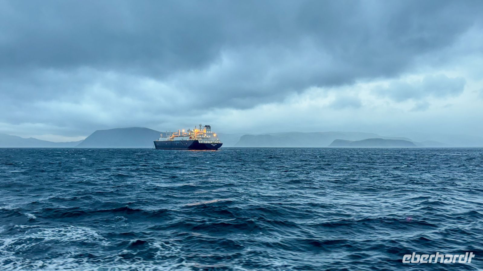 LNG Tanker vor Hammerfest &ndash; &copy; Martin Büchner (Eberhardt TRAVEL)