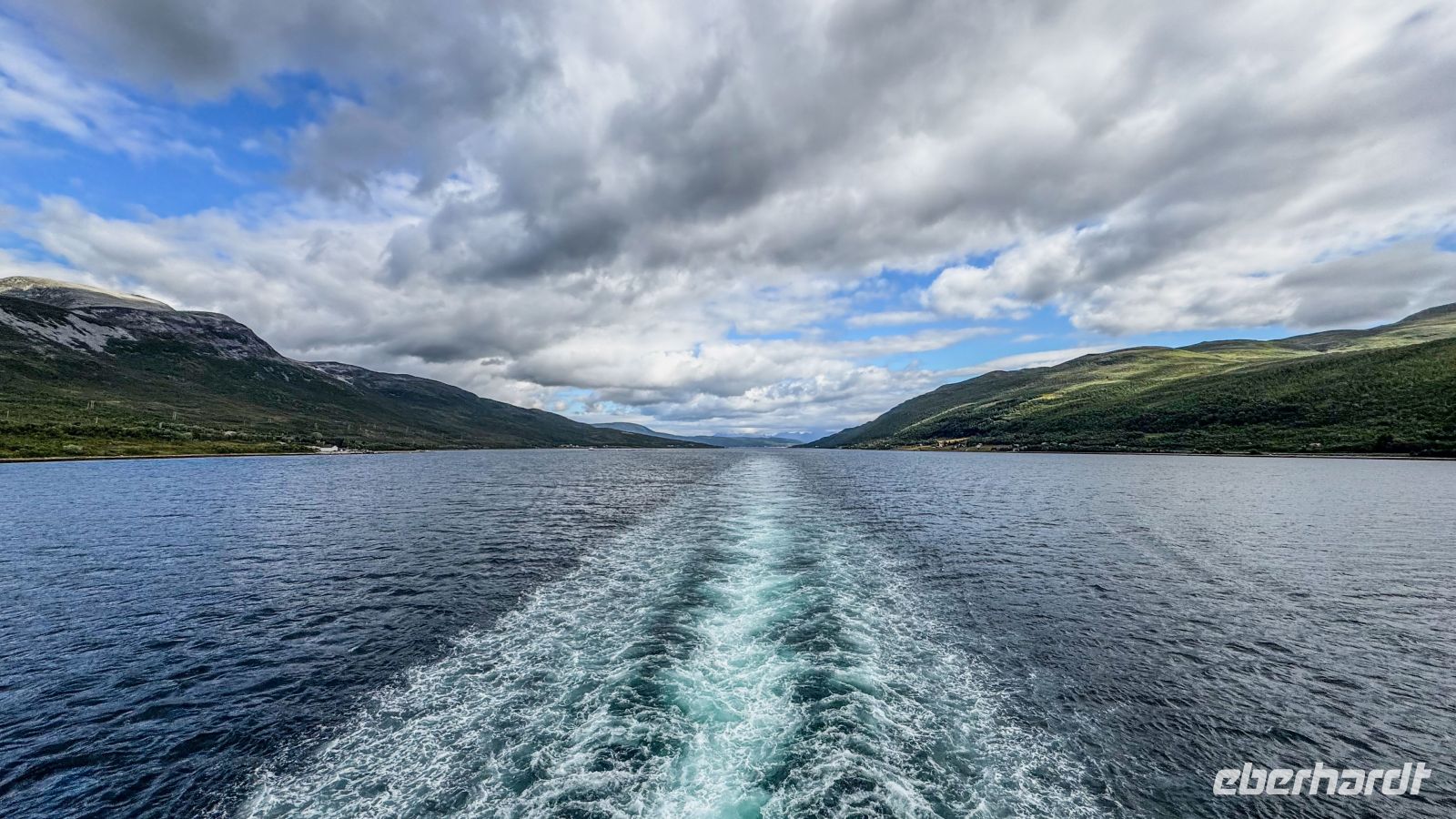 M/S Finnmarken auf der Panoramastrecke im Langsund (Troms) &ndash; &copy; Martin Büchner (Eberhardt TRAVEL)