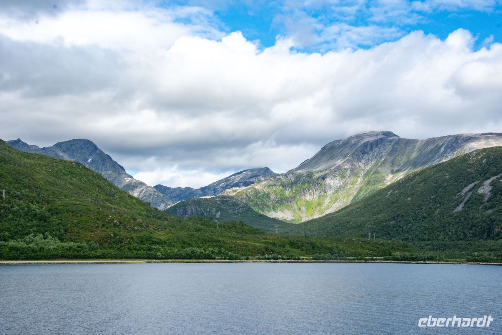 M/S Finnmarken auf der Panoramastrecke im Langsund (Troms) &ndash; &copy; Martin Büchner (Eberhardt TRAVEL)