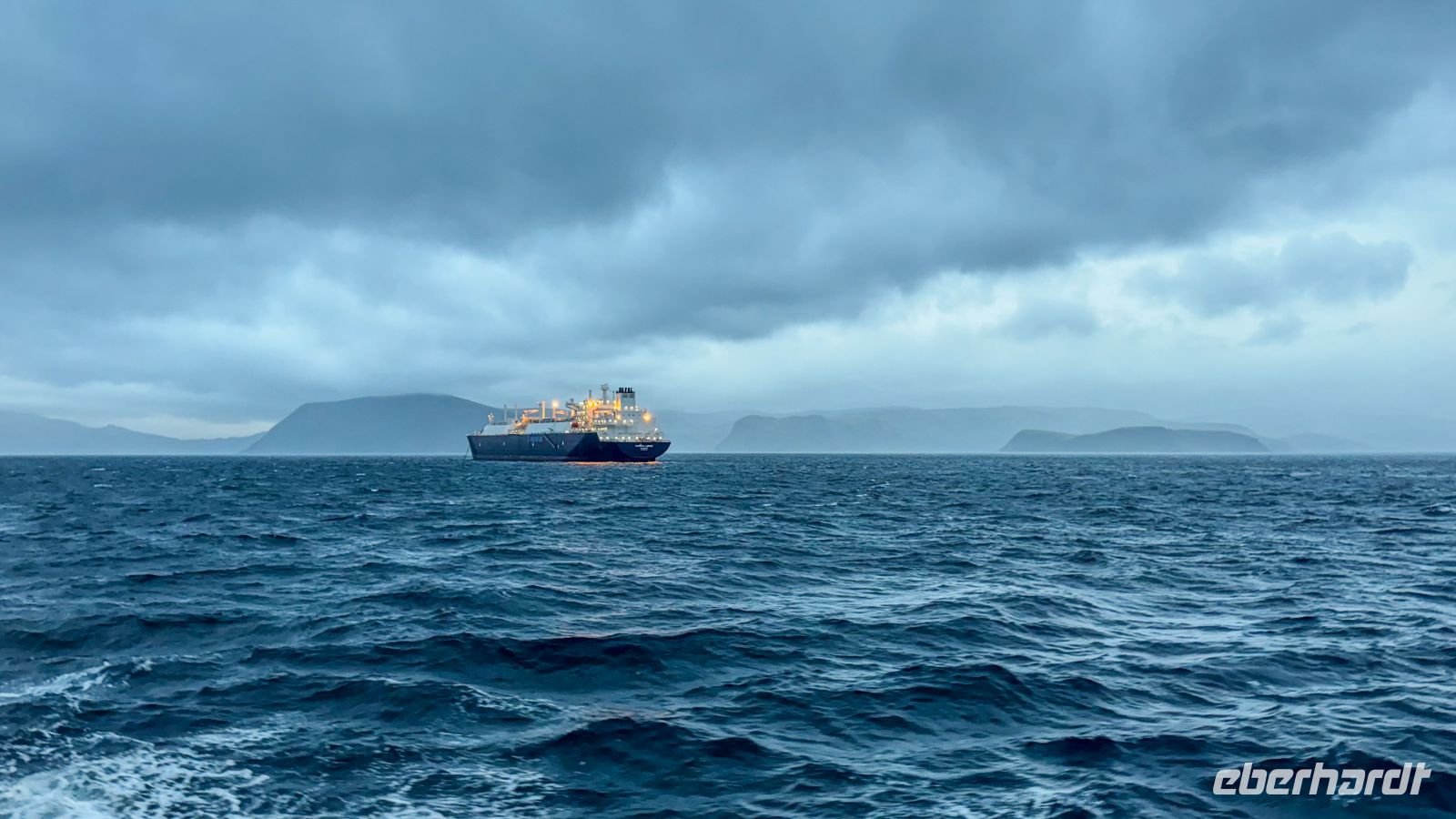 LNG Tanker vor Hammerfest &ndash; &copy; Martin Büchner (Eberhardt TRAVEL)