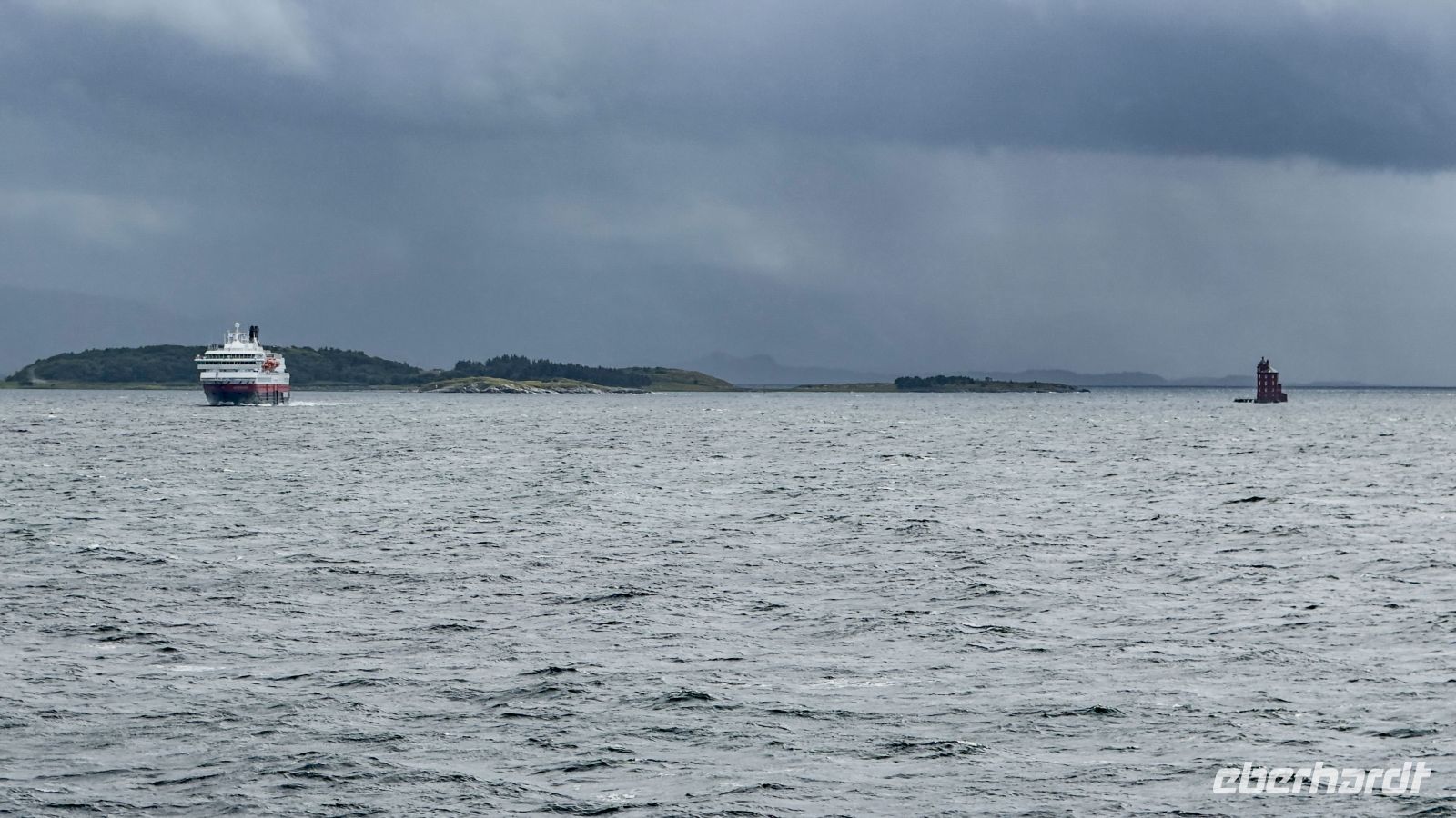 Sehr seltenes Bild - Hurtigrutenschiff (M/S Nordnorge) mit Kjeungsskjær fyr &ndash; &copy; Martin Büchner (Eberhardt TRAVEL)