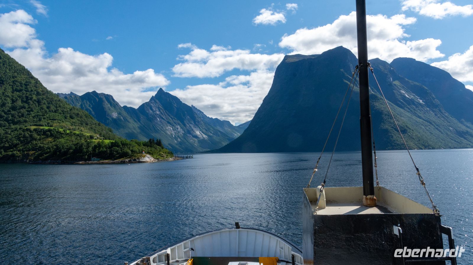 Sæbo (Hjørundfjord) mit Nebenfjord Norangsfjord &ndash; &copy; Martin Büchner (Eberhardt TRAVEL)
