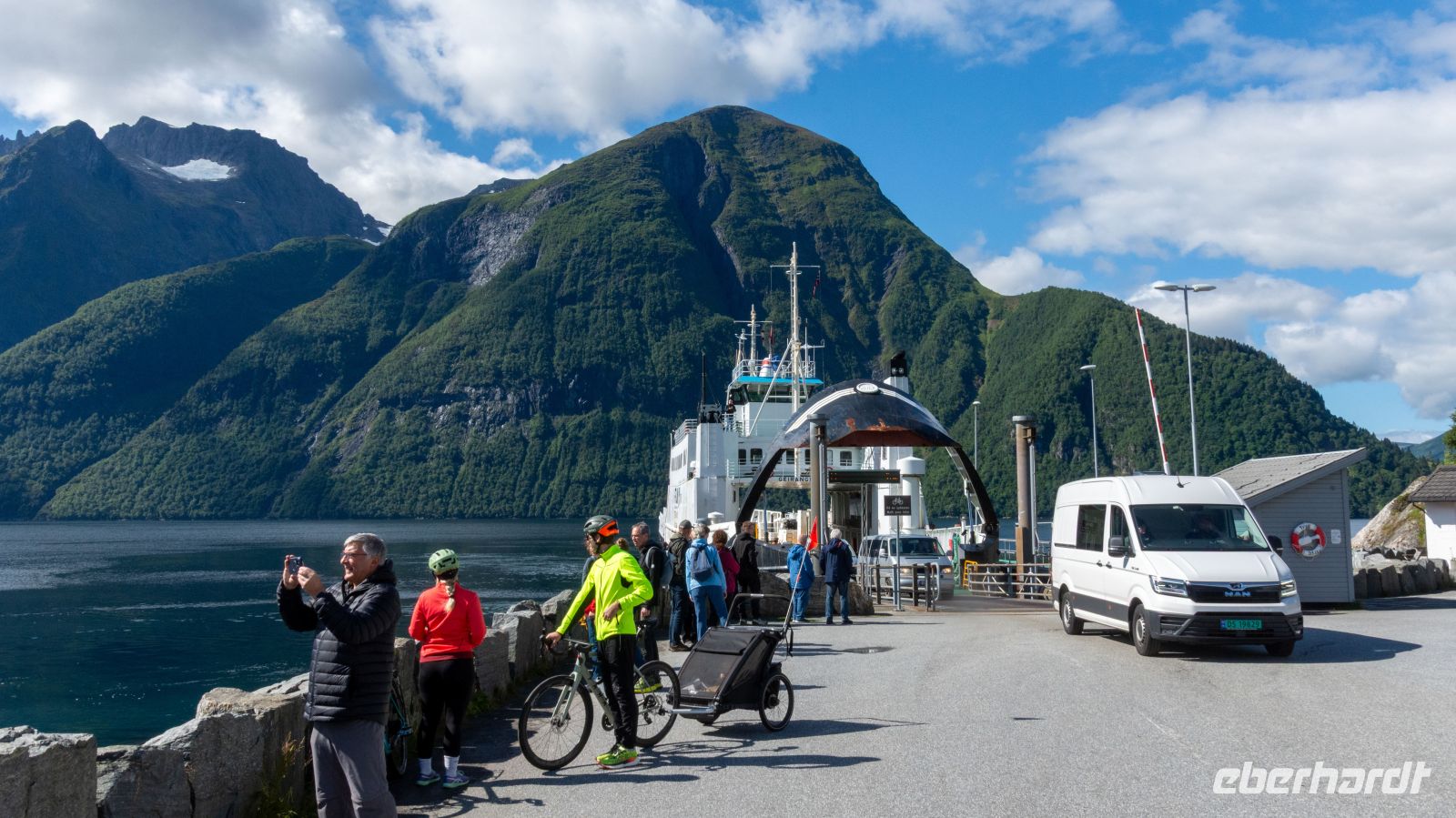 Sæbo (Hjørundfjord) mit Nebenfjord Norangsfjord &ndash; &copy; Martin Büchner (Eberhardt TRAVEL)
