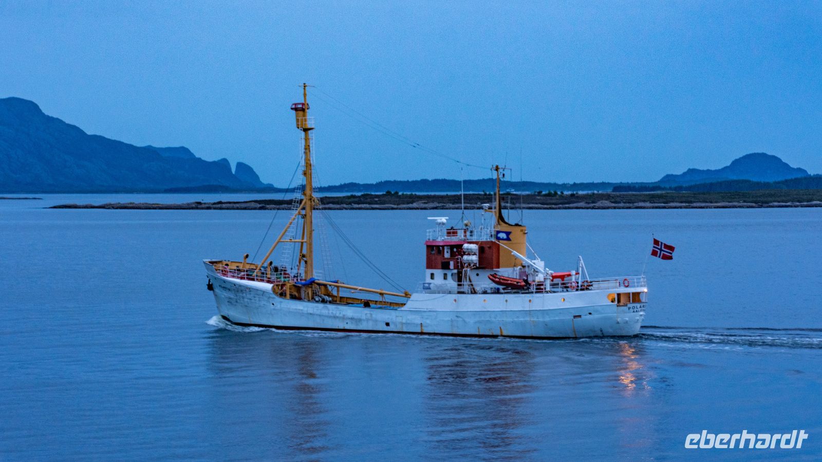 Forschungsschiff und ehemaliger Robenfänger M/S Polarstar vor Florø &ndash; &copy; Martin Büchner (Eberhardt TRAVEL)