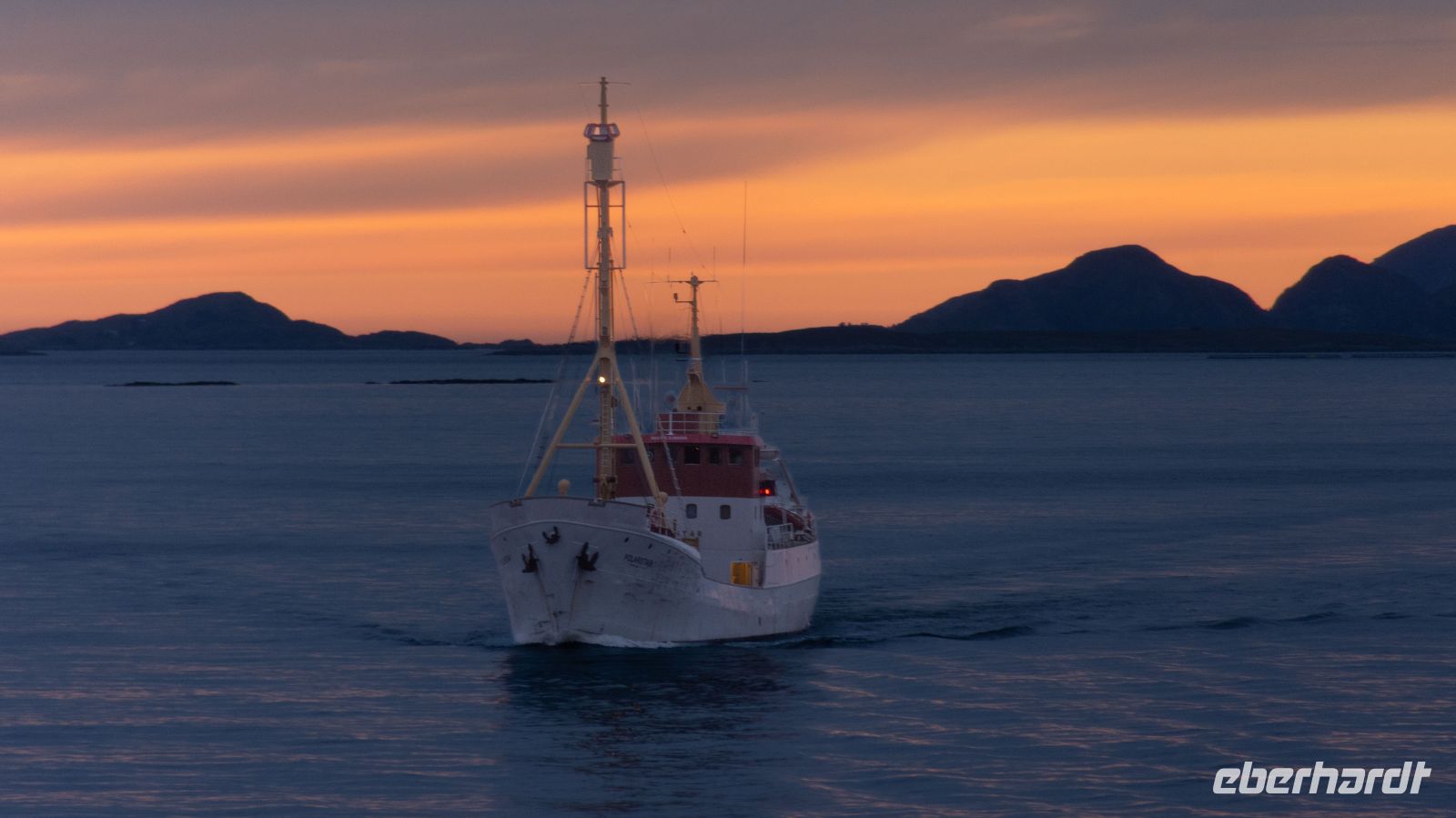 Forschungsschiff und ehemaliger Robenfänger M/S Polarstar vor Florø &ndash; &copy; Martin Büchner (Eberhardt TRAVEL)