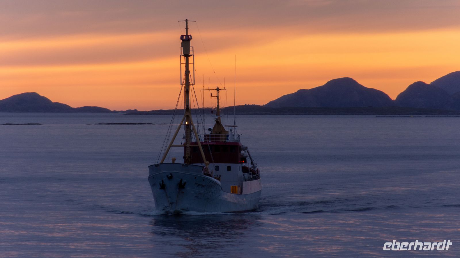 Forschungsschiff und ehemaliger Robenfänger M/S Polarstar vor Florø &ndash; &copy; Martin Büchner (Eberhardt TRAVEL)
