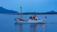 Forschungsschiff und ehemaliger Robenfänger M/S Polarstar vor Florø &ndash; &copy; Martin Büchner (Eberhardt TRAVEL)