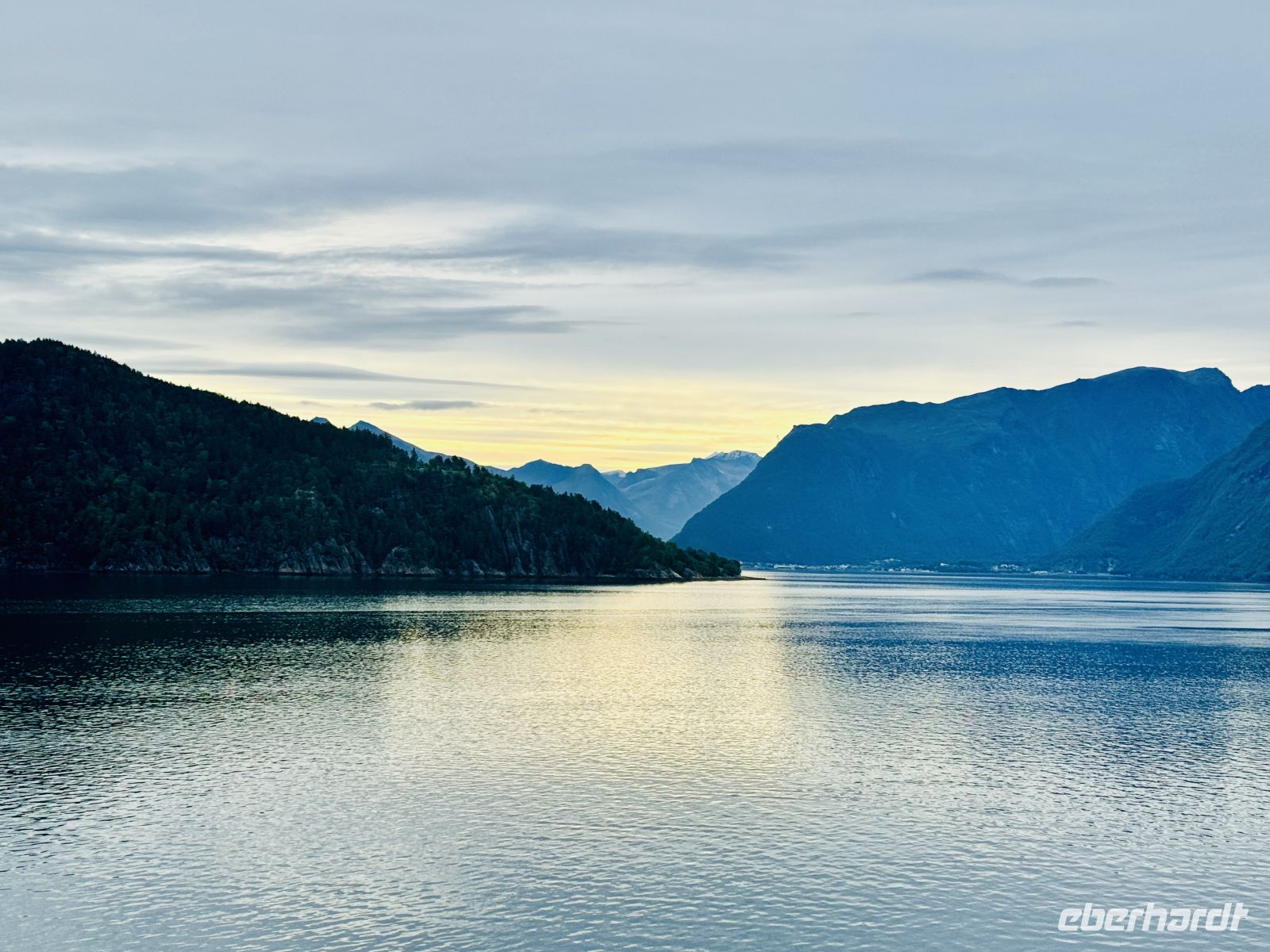 3. Tag - Sonnenaufgang im Romsdalsfjord &ndash; &copy; Christin Kuschka (Eberhardt TRAVEL)