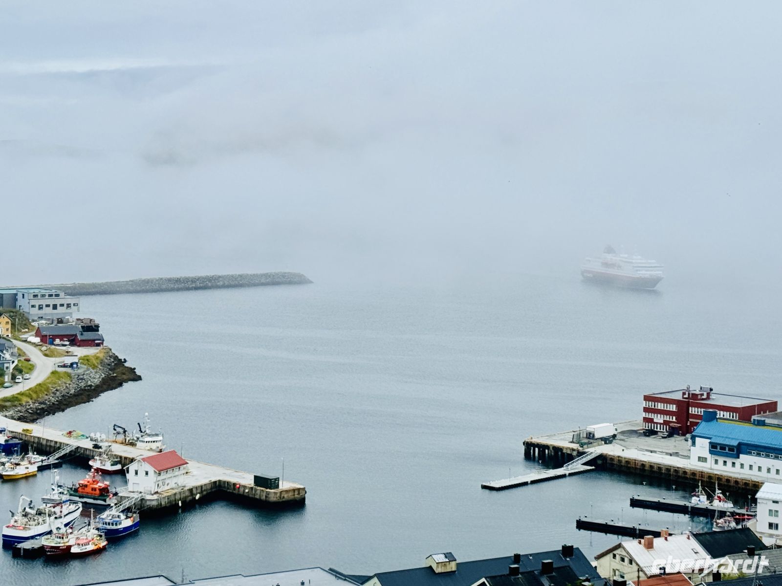 7. Tag - Blick auf den Hafen von Honningsvåg  &ndash; &copy; Christin Kuschka (Eberhardt TRAVEL)