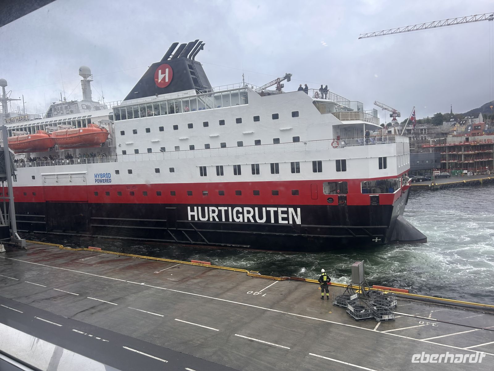 Unser Schiff Kon Harald läuft grad in Bergen ein &ndash; &copy; Carola Gastmeier (Eberhardt TRAVEL)