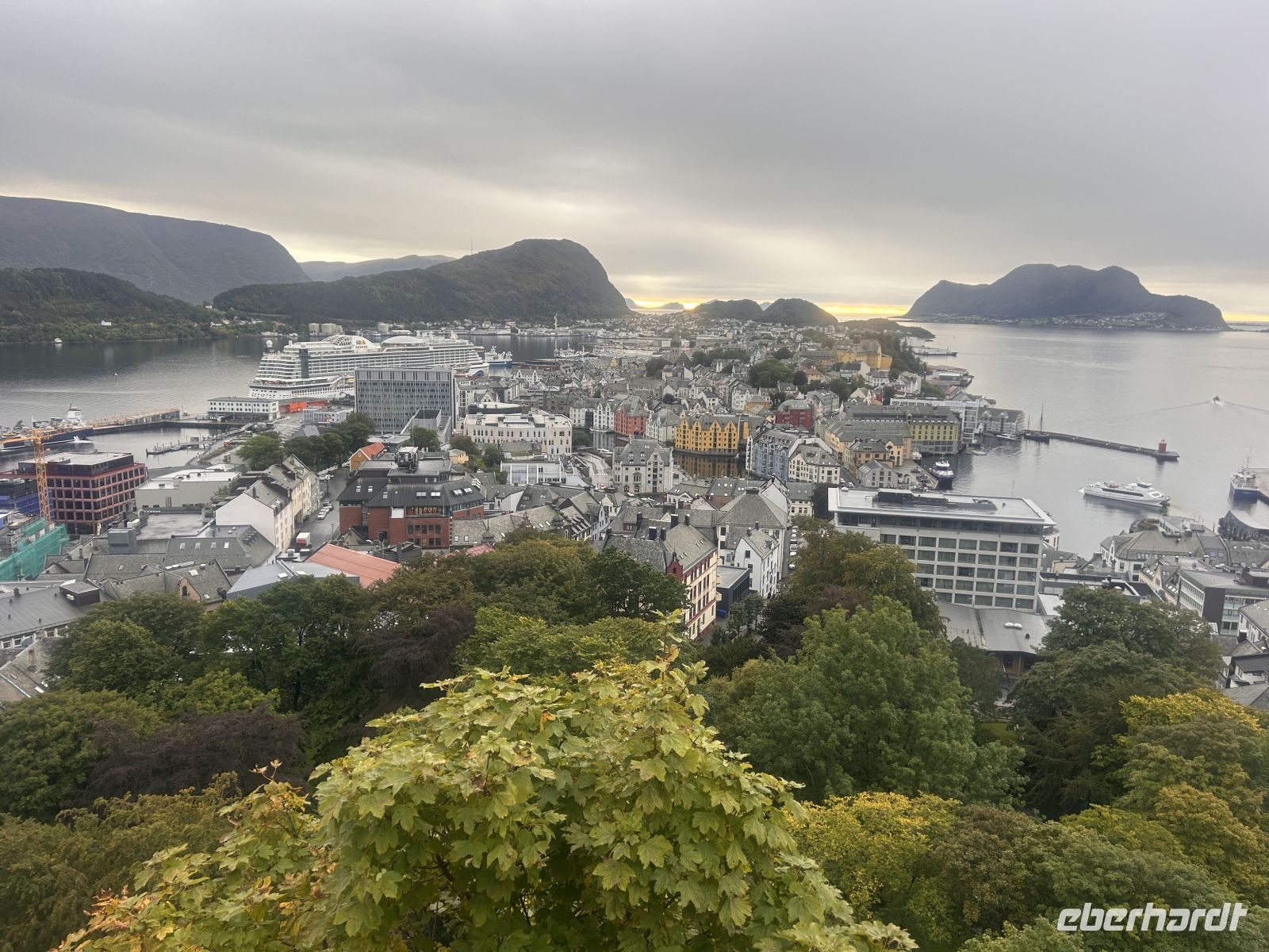 Abends 2 Stunden Aufenthalt in Alesund, wir erklimmen einen Berg und werden mit dieser Aussicht belohnt  &ndash; &copy; Carola Gastmeier (Eberhardt TRAVEL)