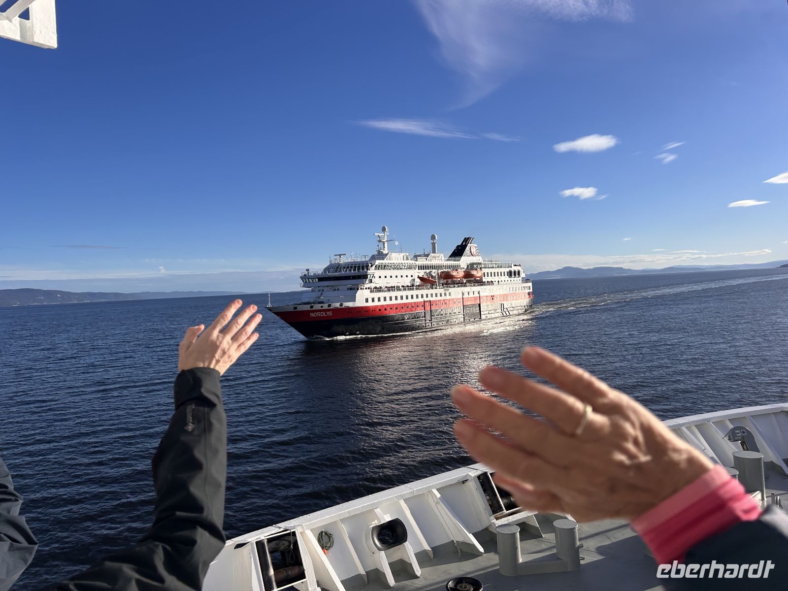 Begegnung mit dem Südrouten Schiff von Hurtigruten  &ndash; &copy; Carola Gastmeier (Eberhardt TRAVEL)