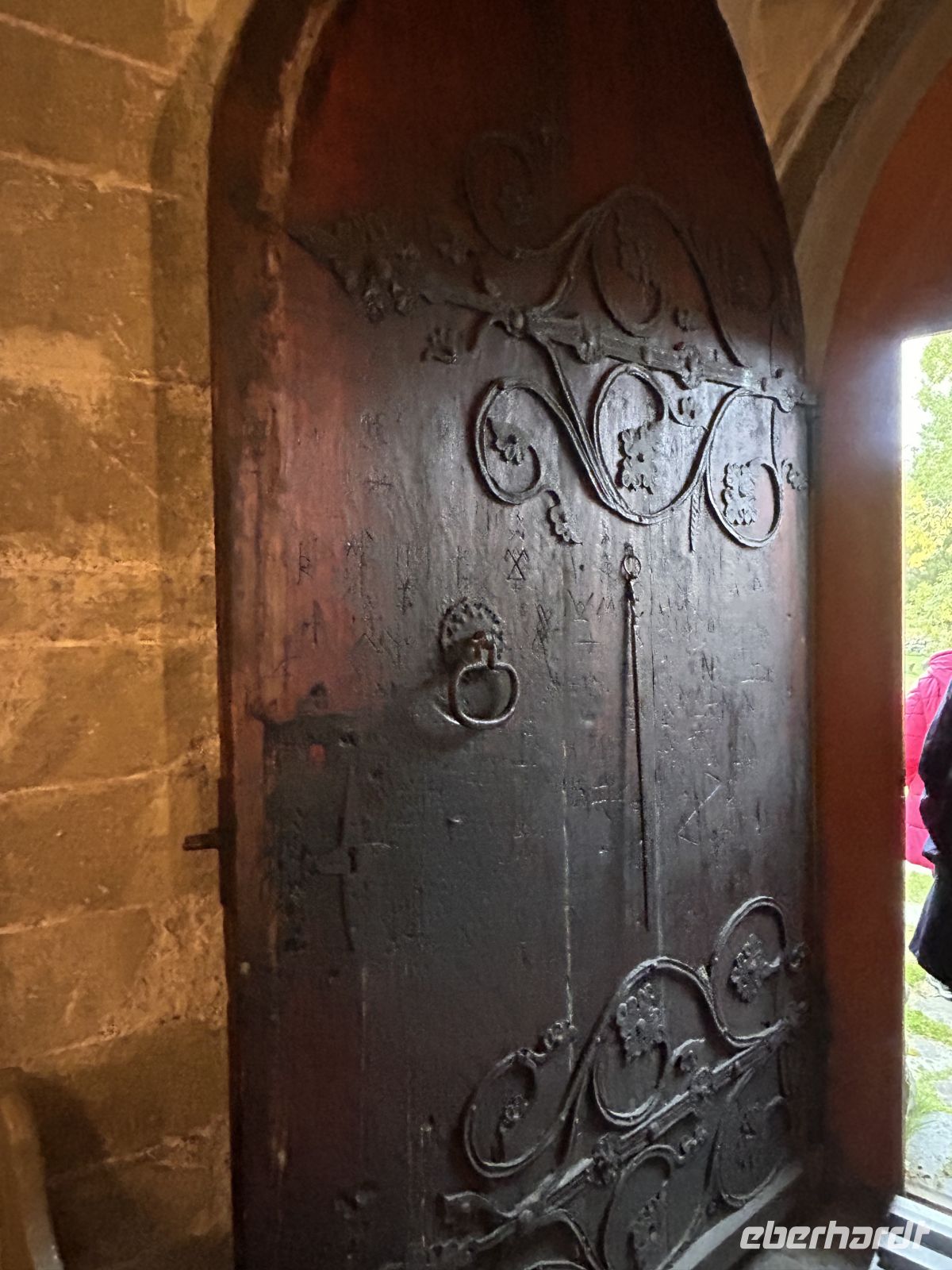 Ein Ellenmass an der Kirchtür  &ndash; &copy; Carola Gastmeier (Eberhardt TRAVEL)