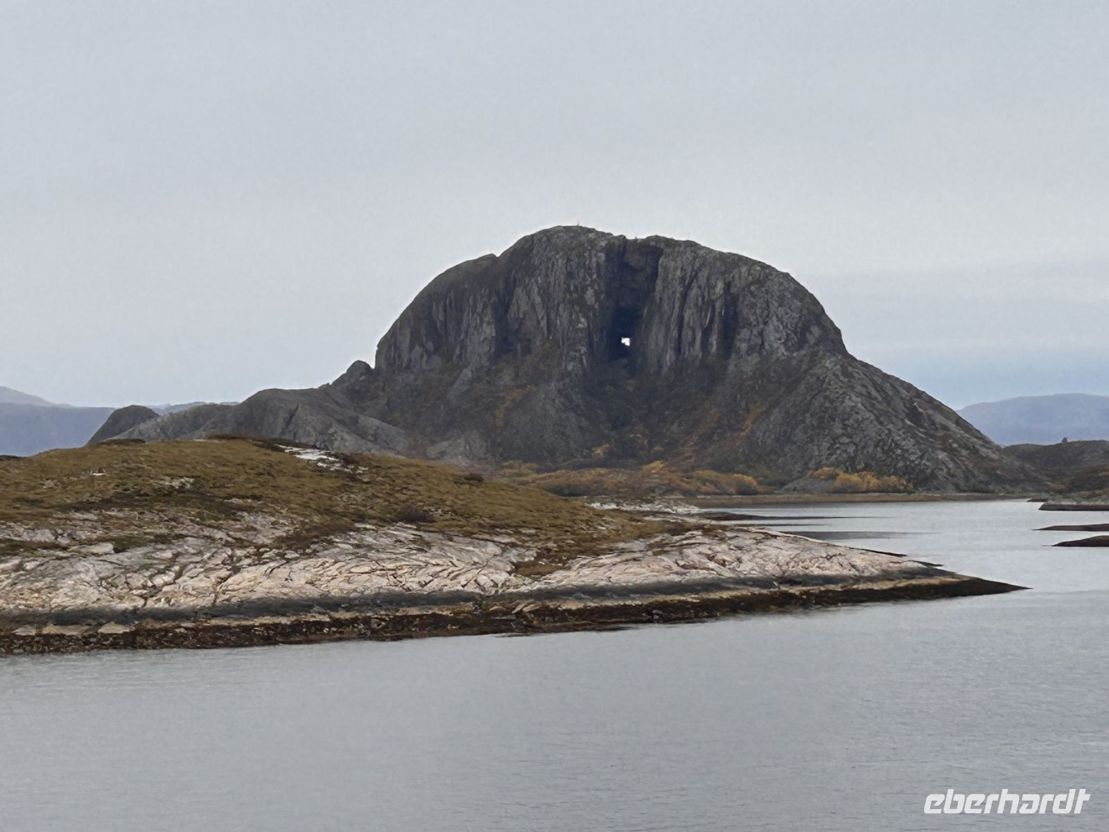 Der Granitberg Toghatten &ndash; &copy; Carola Gastmeier (Eberhardt TRAVEL)