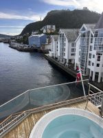 Kurzer Stopp in Alesund &ndash; &copy; Carola Gastmeier (Eberhardt TRAVEL)