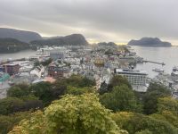 Abends 2 Stunden Aufenthalt in Alesund, wir erklimmen einen Berg und werden mit dieser Aussicht belohnt  &ndash; &copy; Carola Gastmeier (Eberhardt TRAVEL)