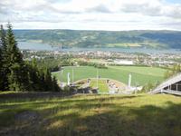 Blick von den Sprungschanzen ins Tal über Lillehammer und auf den Mjösasee