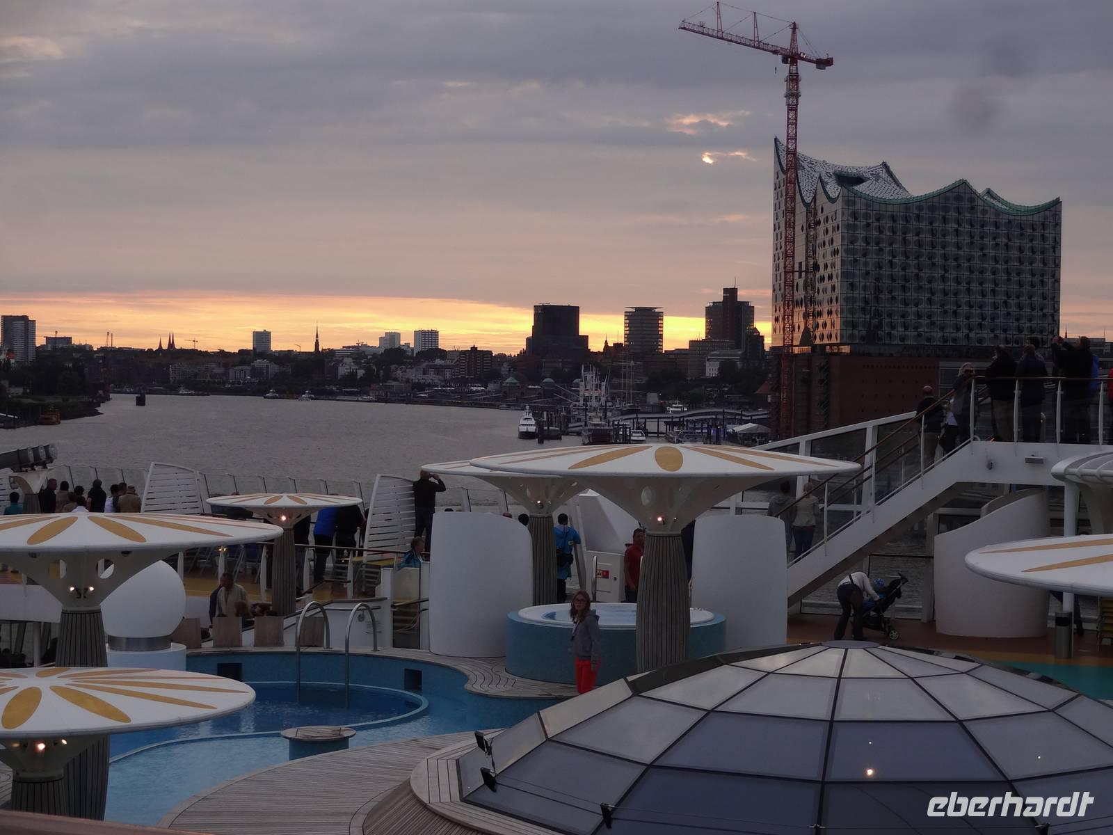AIDAsol im Hafen von Hamburg &ndash; &copy; Maria Drewans (Eberhardt TRAVEL)
