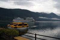 AIDAsol mit Tenderboot auf Reede vor Andalsnes, Norwegen &ndash; &copy; Maria Drewans (Eberhardt TRAVEL)