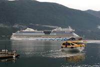 AIDAsol mit Tenderbooten auf Reede vor Andalsnes, Norwegen &ndash; &copy; Maria Drewans (Eberhardt TRAVEL)