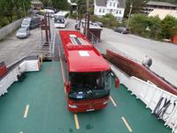 Bus geht auf Kreuzfahrt im Geirangerfjord