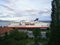 Hurtigrutenschiff in Molde &ndash; &copy; Gabriele Schwarze (Eberhardt TRAVEL)