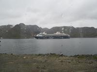 Mein Schiff 1 auf Reede &ndash; &copy; Christine Paulan (Eberhardt TRAVEL)