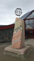 Polarzirkelzentrum Saltfjell (Polarkreissäule mit Weltkugel) &ndash; &copy; Katrin Deutschbein (Eberhardt TRAVEL)