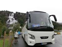 Tvindefossen mit unserem Bus von EHT &ndash; &copy; Ingrid Langer (Eberhardt TRAVEL)