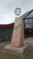 Polarzirkel-Zentrum Saltfjell (Polarkreissäule mit Weltkugel) &ndash; &copy; Katrin Deutschbein (Eberhardt TRAVEL)